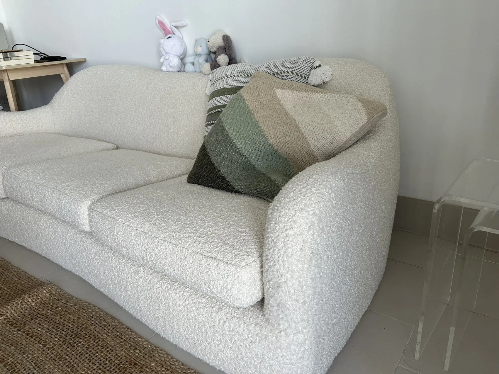 CB2 Bacio Boucle Sofa — Vivid Revival 希少 CB2 BACIO CREAM CB2 Bacio Boucle Sofa — Vivid Revival 希少 CB2 BACIO CREAM
